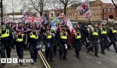 Anti-migrant protest dwarfed by counter demonstration in Bristol