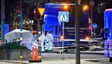 Drie doden nadat bus is ingereden op bushokje in Stockholm, politie gaat niet uit van opzettelijke aanval