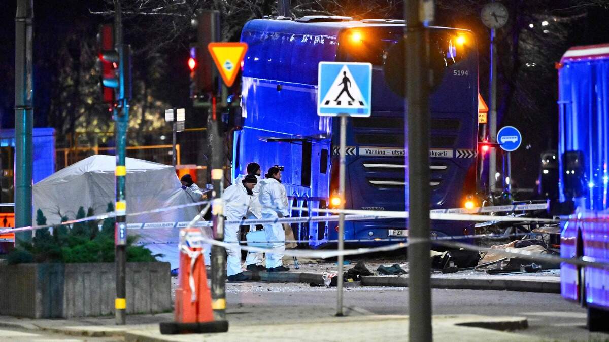 Drie doden nadat bus is ingereden op bushokje in Stockholm, politie gaat niet uit van opzettelijke aanval