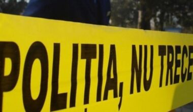 Crimă cumplită în Teleorman. O tânără a fost ucisă cu 15 lovituri de cuţit de fostul partener, pe stradă, în timp ce-şi ţinea în braţe copilul de doi ani