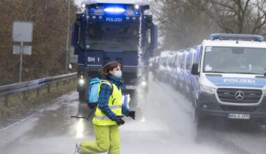 AfD-Treffen in Gießen: Die Nachrichten im Liveticker ➤ Hallentüren aus Sicherheitsgründen verschlossen - hessenschau.de