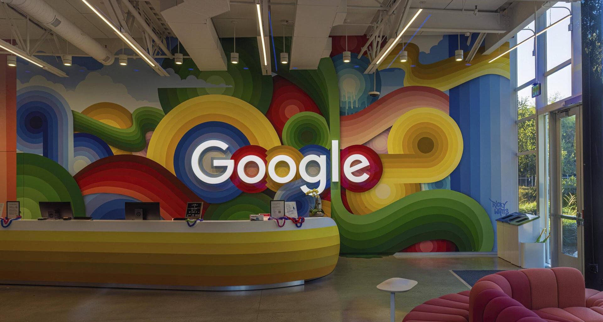 Google-Schild an der Wand hinter der Rezeption im Google-Hauptquartier im Silicon Valley.