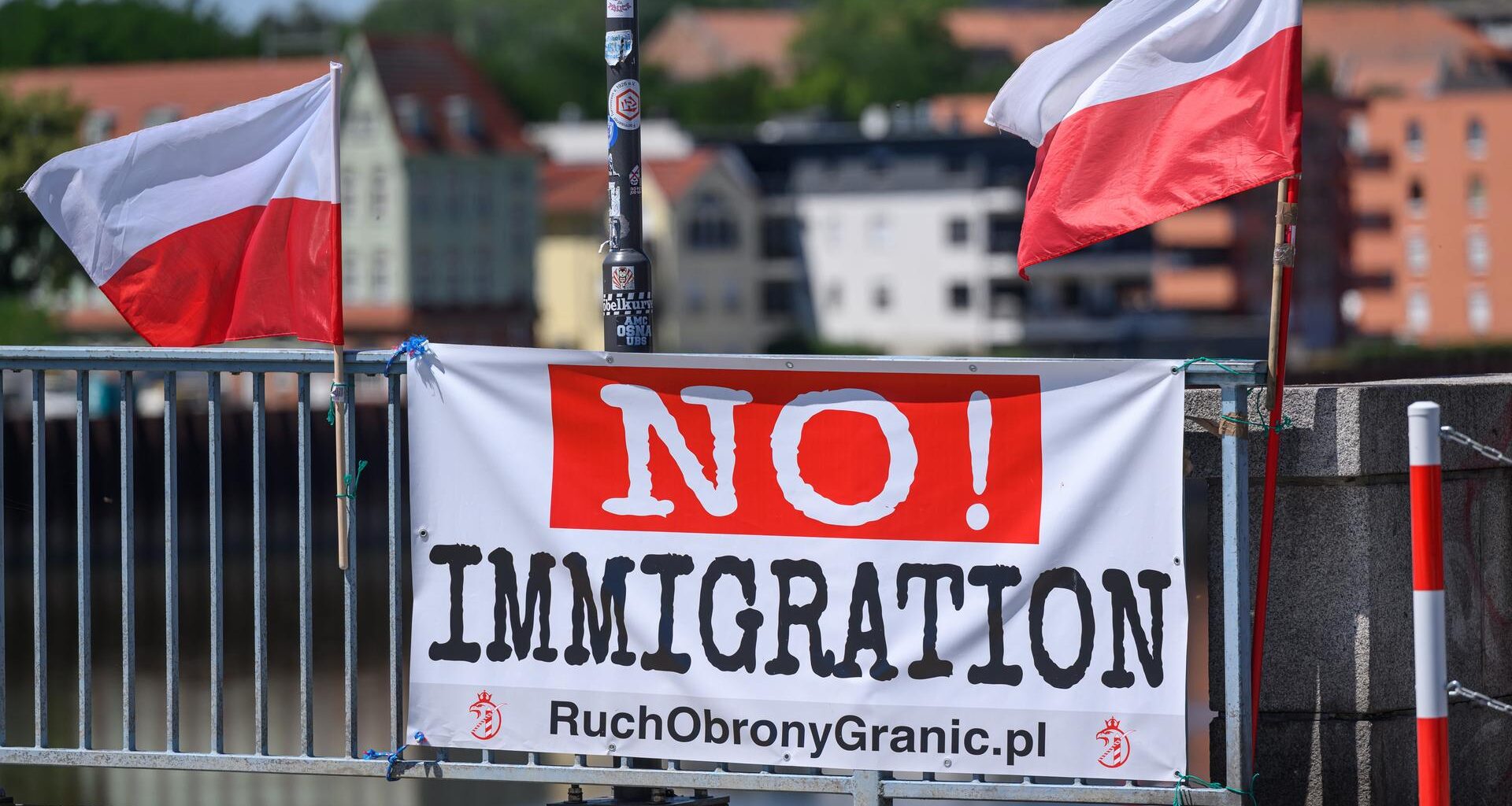 Ein Transparent mit der Aufschrift "No! Immigration" hängt auf polnischer Seite am deutsch-polnischen Grenzübergang Stadtbrücke zwischen Frankfurt (Oder) in Brandenburg und dem polnischen Slubice.