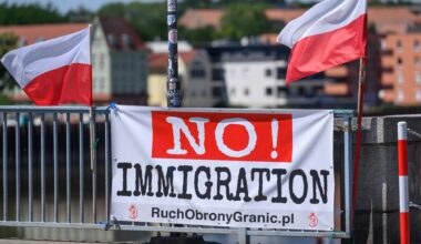 Ein Transparent mit der Aufschrift "No! Immigration" hängt auf polnischer Seite am deutsch-polnischen Grenzübergang Stadtbrücke zwischen Frankfurt (Oder) in Brandenburg und dem polnischen Slubice.