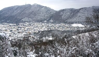 O panorama ce cuprinde cartierul Scheii Brasovului si varful Tampa poate fi vazuta din Poiana Brasov, miercuri, 1 februarie 2023.