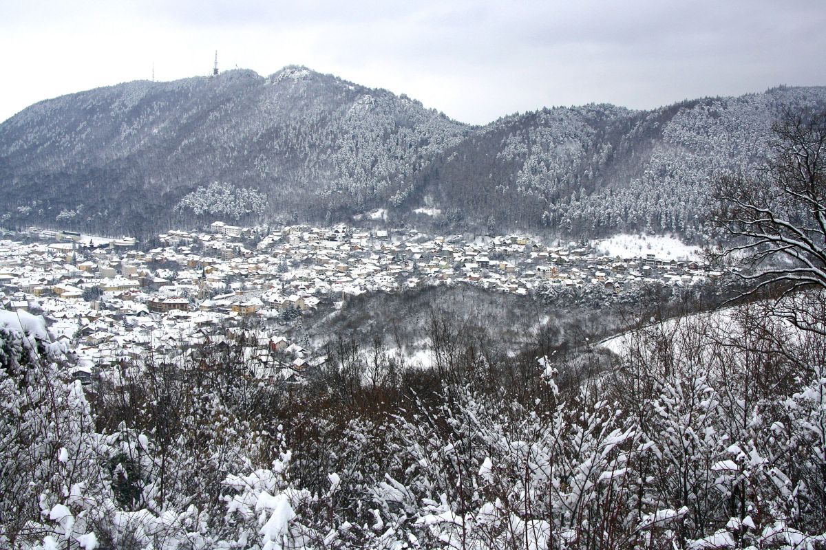 O panorama ce cuprinde cartierul Scheii Brasovului si varful Tampa poate fi vazuta din Poiana Brasov, miercuri, 1 februarie 2023.