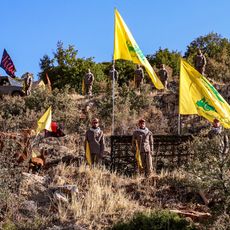 Des combattants du Hezbollah posent avec les drapeaux de leur groupe, dans la région de Janta, dans l'est du Liban, le 19 août 2022
