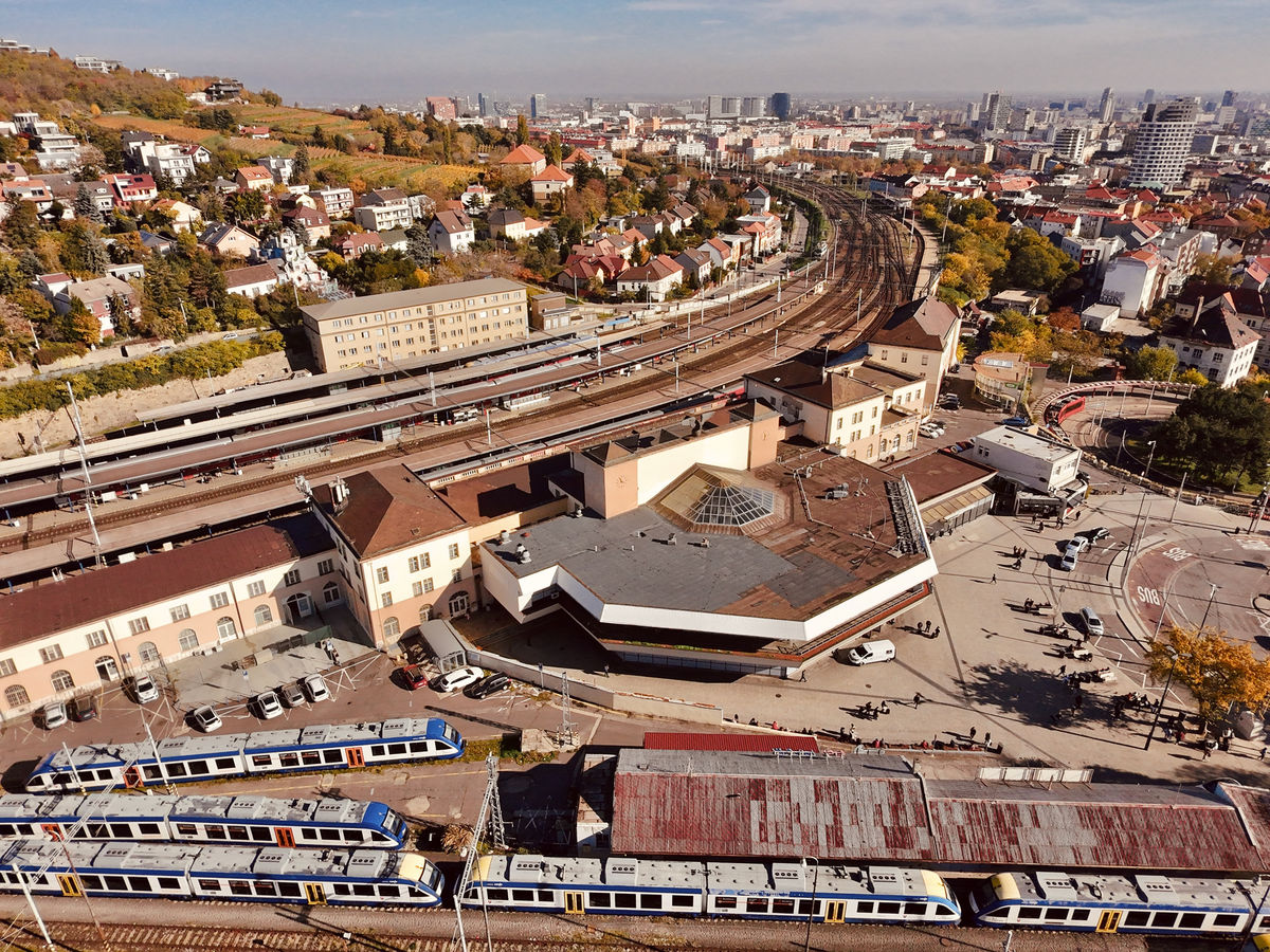 Pohľad na hlavnú vlakovú stanicu v Bratislave.