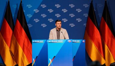 Der Chef der neuen AfD-Jugendorganisation Jean-Pascal Hohm beim Gründungsparteitag in Gießen - neben ihm stehen Deutschlandfahnen