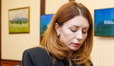 Die Ministerin für Energie der Ukraine, Svitlana Hryntschuk, schaut nach unten.