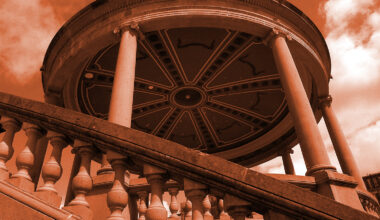 El quiosco de la Plaza del Castillo se ilumina en color naranja este miércoles por la celebración del Día Mundial de la Enfermedad Pulmonar Obstructiva Crónica (EPOC)