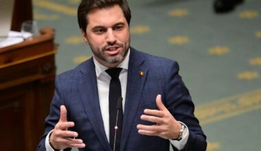 Georges-Louis Bouchez’s presence in Qatar instead of Parliament sparks controversy: ‘He should be here to vote confidence in the government.’