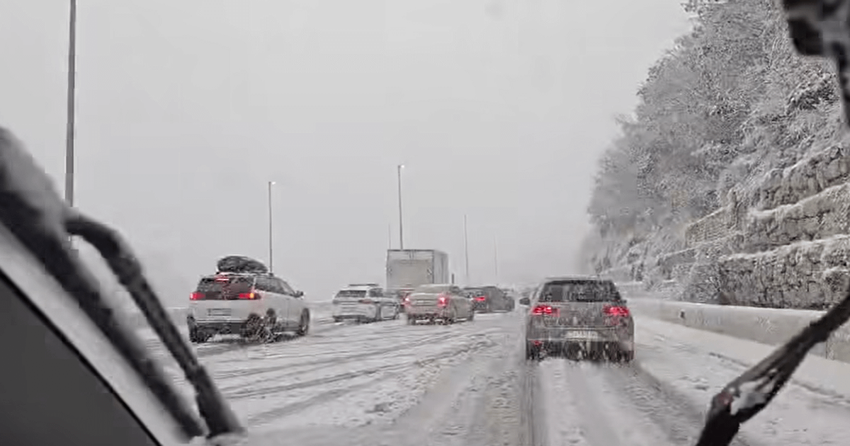 Kaos kod Splita zbog snijega, širi se video: 'Godišnji sastanak ljubitelja ljetnih guma...'
