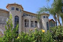 Jednadvacet dětí, povětšinou batolat, odebrali zaměstnanci amerických úřadů z luxusního domu v Kalifornii.