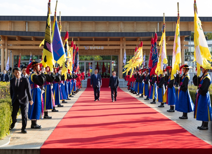 South Korean President Lee Jae Myung (right) and Chinese President Xi Jinping walk together to their summit venue after an official welcoming ceremony at the Gyeongju National Museum
