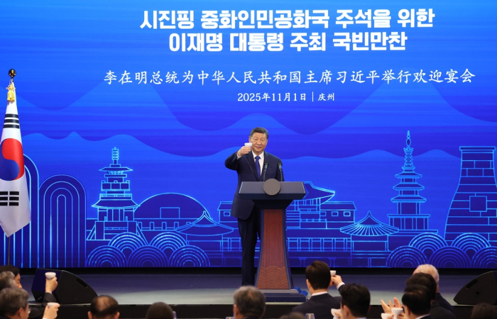 Chinese President Xi Jinping proposes a toast at a state dinner hosted by South Korean President Lee Jae Myung in Gyeongju
