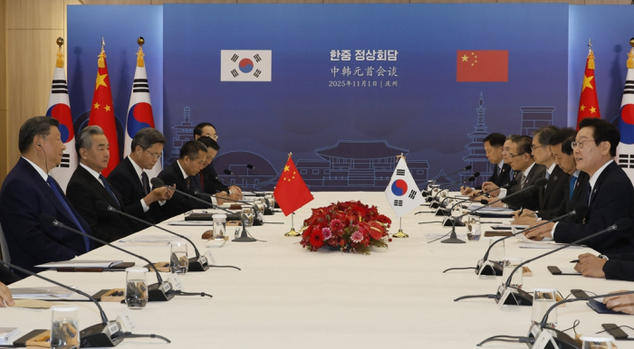 South Korean President Lee Jae Myung (right) and Chinese President Xi Jinping holding a summit meeting at the Gyeongju National Museum