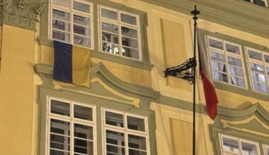 Tomio Okamura jako první krok ve funkci nechal odstranit vlajku Ukrajiny. Poslanci začali vyvěšovat své vlastní.