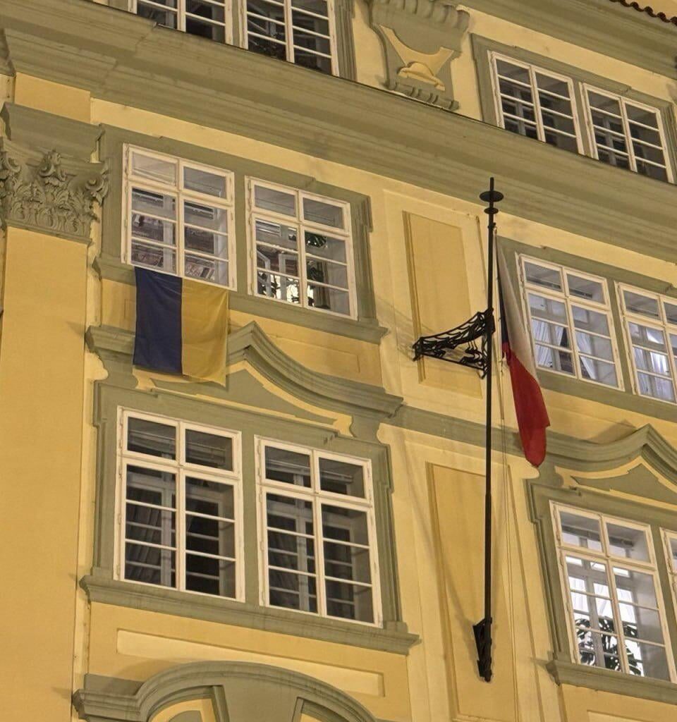 Tomio Okamura jako první krok ve funkci nechal odstranit vlajku Ukrajiny. Poslanci začali vyvěšovat své vlastní.