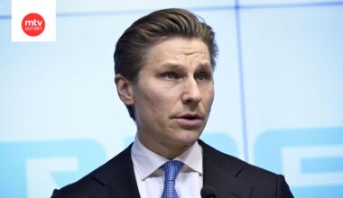 Puolustusministeri Antti Häkkönen (kok.).