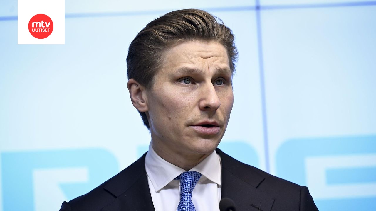 Puolustusministeri Antti Häkkönen (kok.).