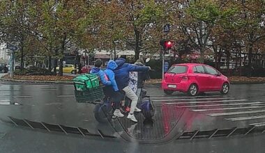 1 barbat si 4 copii pe un moped