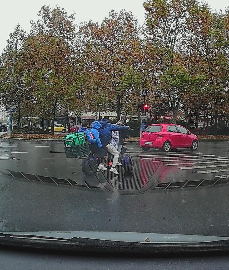 1 barbat si 4 copii pe un moped