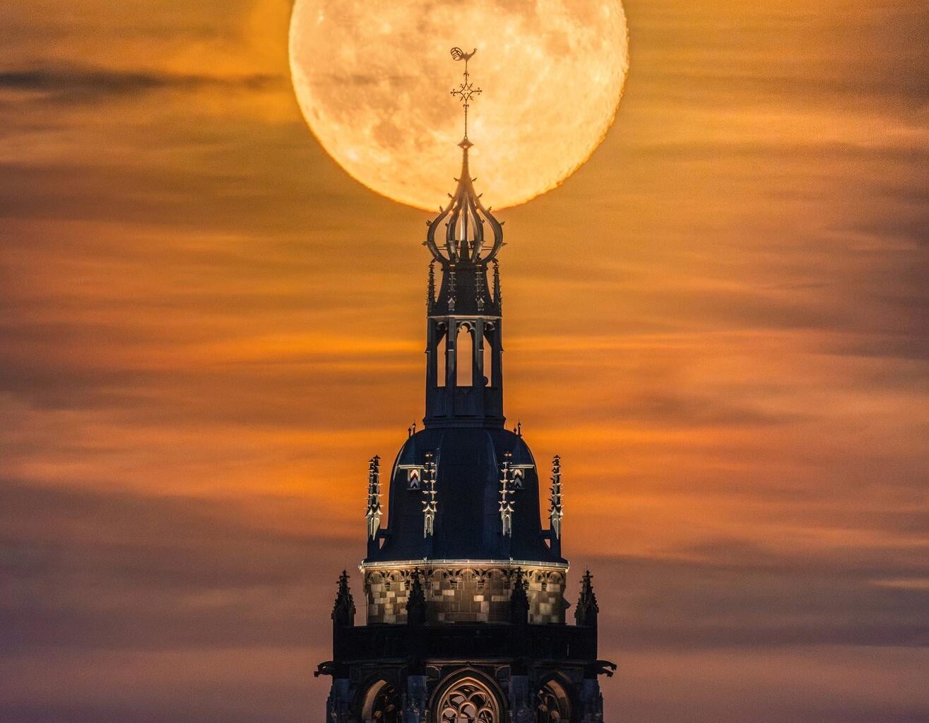 Grote maan gisteravond boven de Cunera Kerk in Rhenen