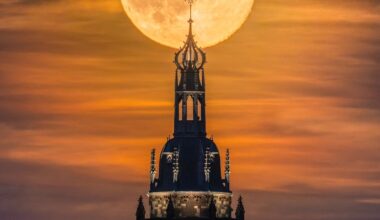 Grote maan gisteravond boven de Cunera Kerk in Rhenen