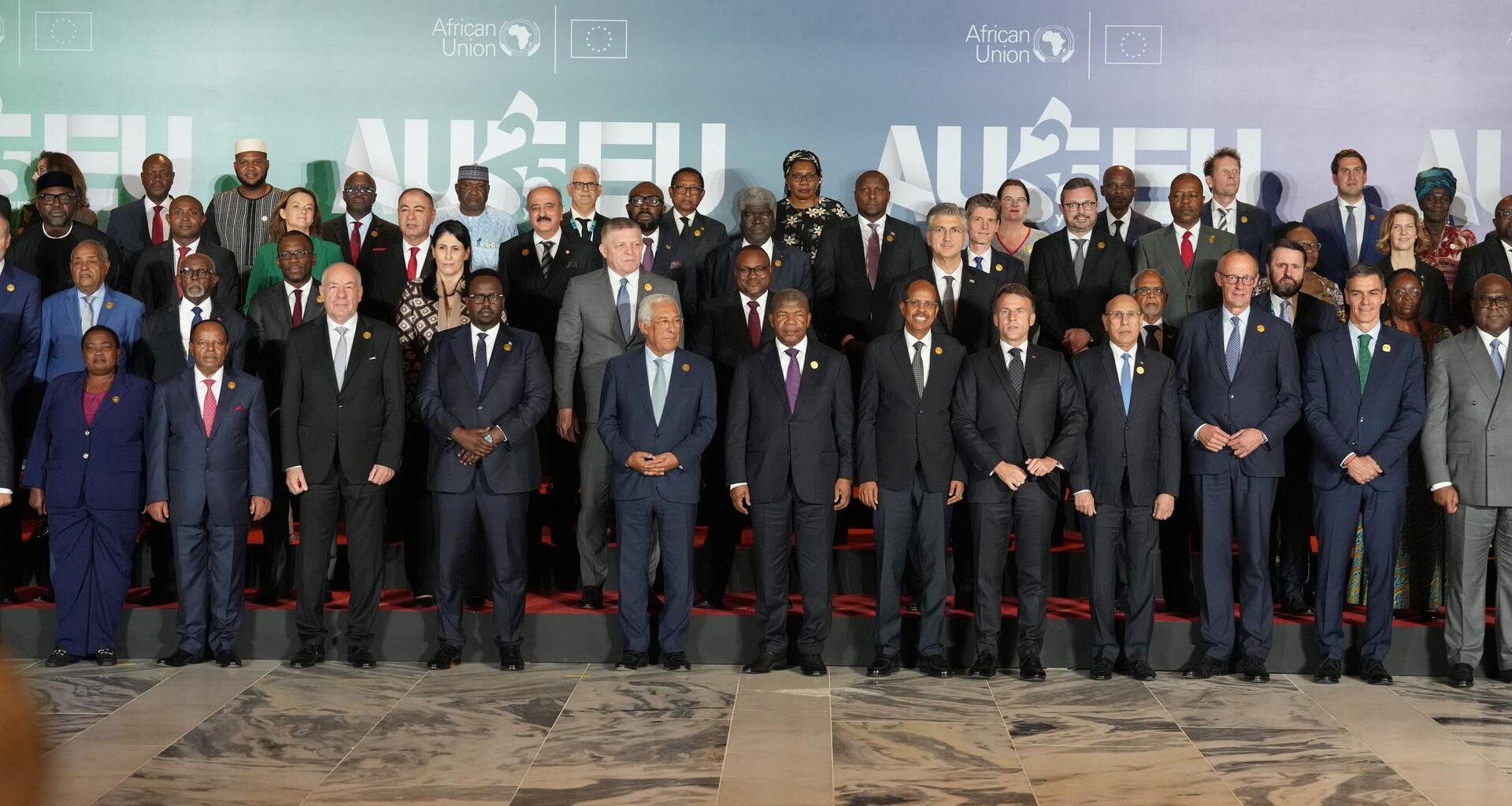 Afrikanische und europäische Staats- und Regierungschefs posieren für ein Gruppenfoto während des Gipfeltreffens zwischen der Afrikanischen Union und der Europäischen Union in Luanda.