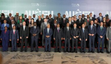 Afrikanische und europäische Staats- und Regierungschefs posieren für ein Gruppenfoto während des Gipfeltreffens zwischen der Afrikanischen Union und der Europäischen Union in Luanda.