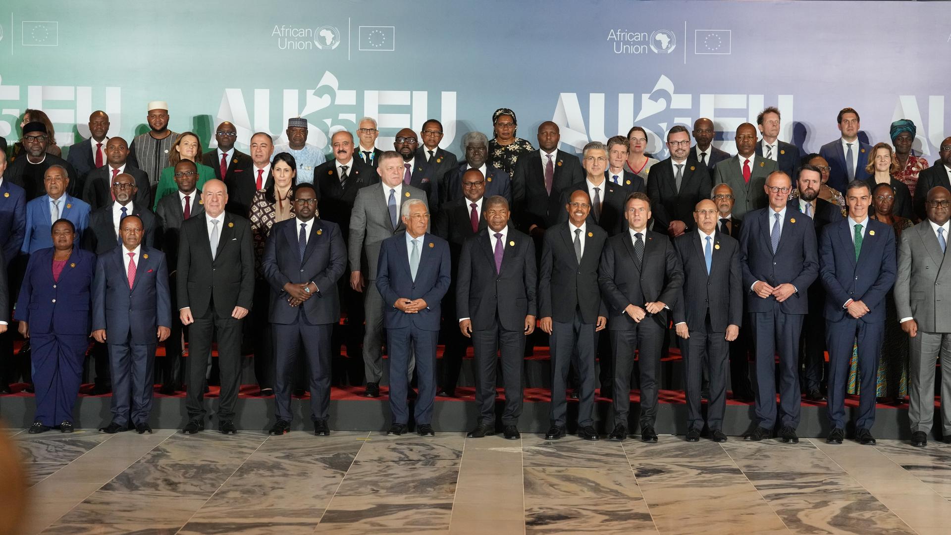 Afrikanische und europäische Staats- und Regierungschefs posieren für ein Gruppenfoto während des Gipfeltreffens zwischen der Afrikanischen Union und der Europäischen Union in Luanda. Afrikanische und europäische Staats- und Regierungschefs posieren für ein Gruppenfoto während des Gipfeltreffens zwischen der Afrikanischen Union und der Europäischen Union in Luanda.