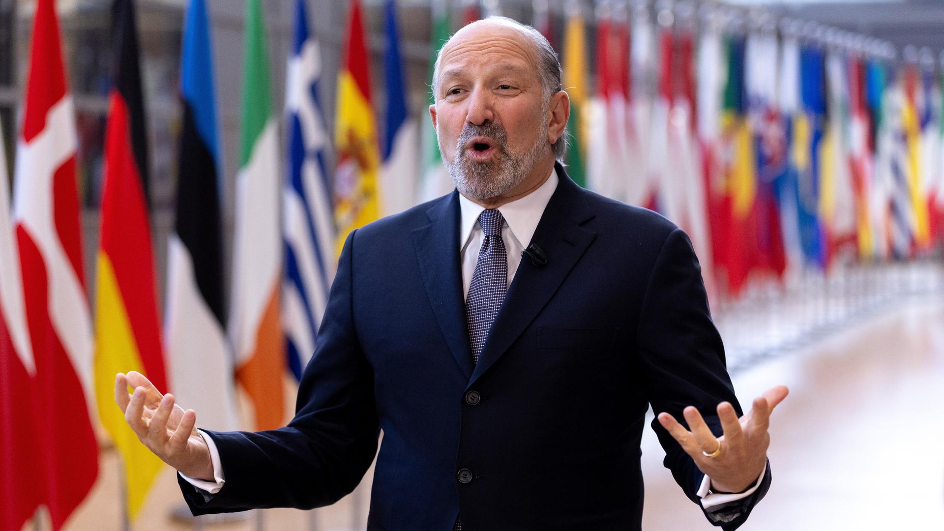 US-Handelsminister Howard Lutnick spricht und gestikuliert im Gebäude des Europäischen Rates in Brüssel. Hinter ihm sind die Flaggen der EU-Staaten. US-Handelsminister Howard Lutnick spricht und gestikuliert im Gebäude des Europäischen Rates in Brüssel. Hinter ihm sind die Flaggen der EU-Staaten.
