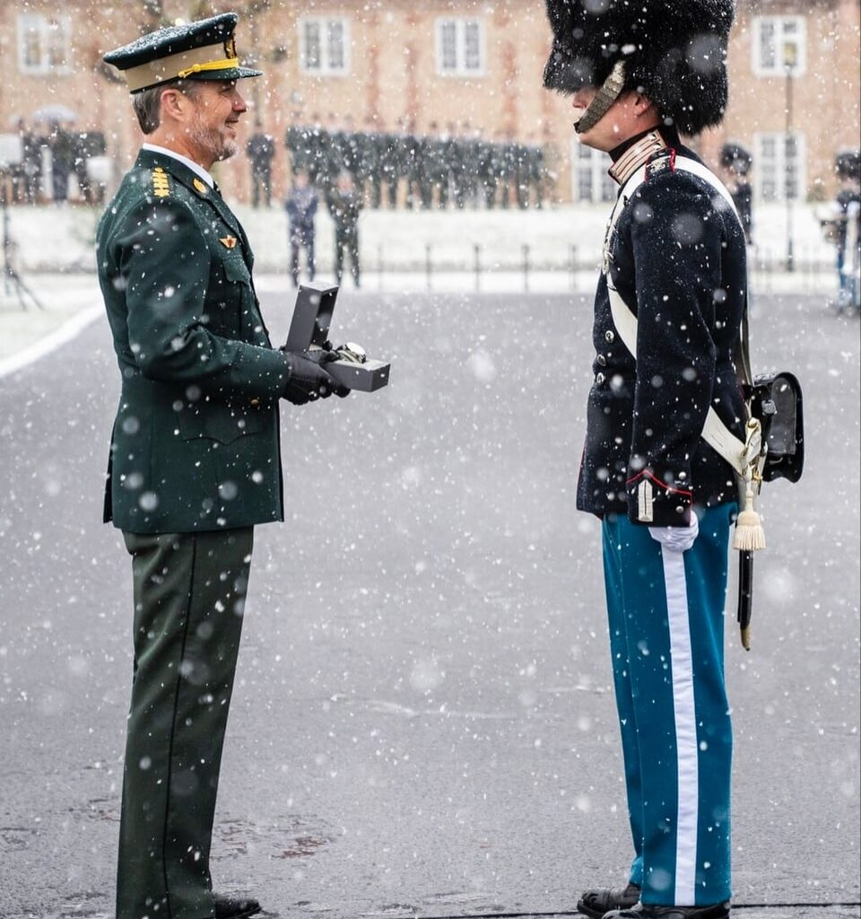 Frederik hands out employee of the year award to royal guard in the snow