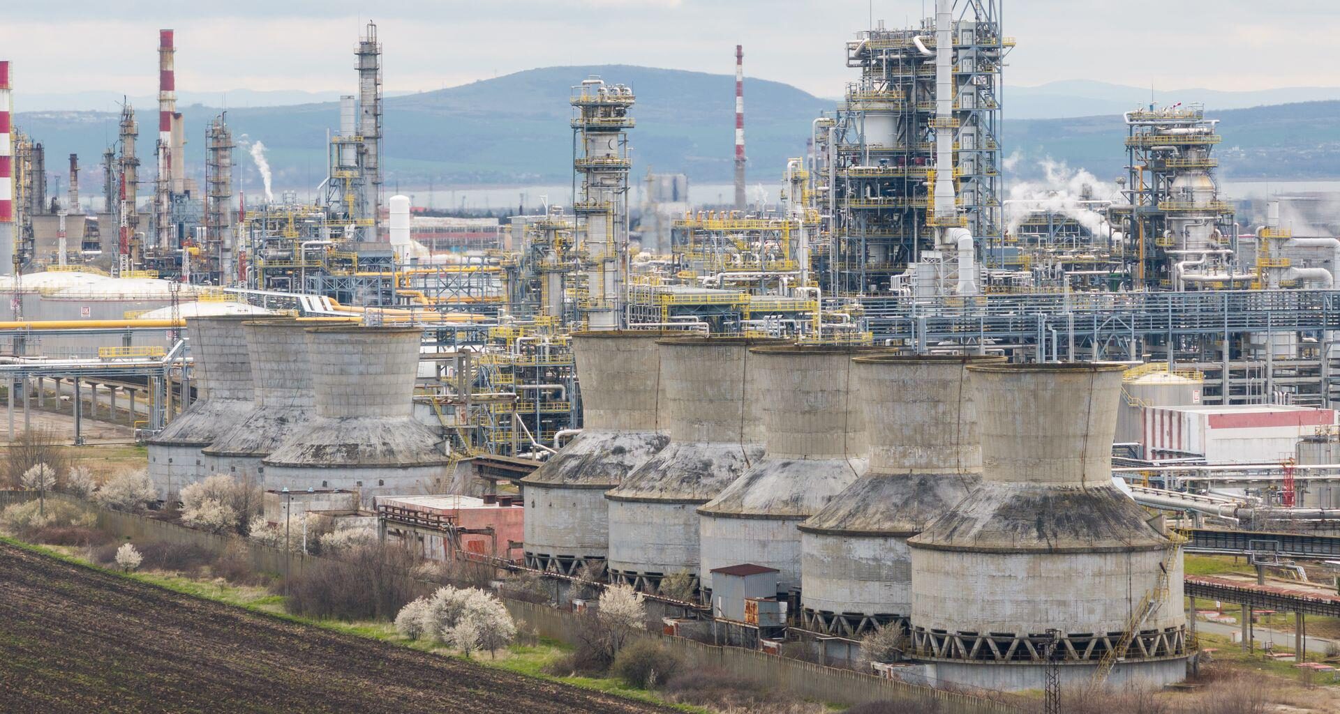 Bulgaria moves to seize, sell Russian energy giant's refinery amid sanctions pressure