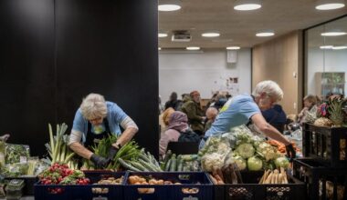 Folk står tålmodigt i støvregnen en helt almindelig onsdag for at sikre sig et nummer til mad - Steder, der uddeler overskudsmad, melder om lange og voksende køer. Fødevarepriserne presser danskere med lave indkomster, og tal fra Coop viser, at de fravælger frugt og grønt. [Gavelink]