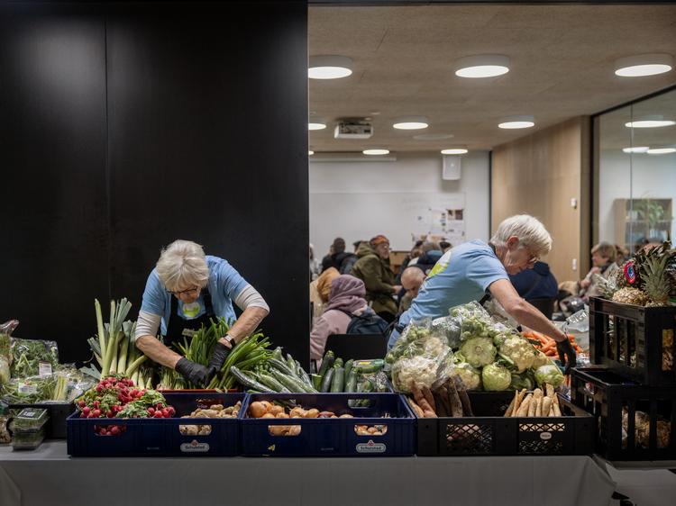 Folk står tålmodigt i støvregnen en helt almindelig onsdag for at sikre sig et nummer til mad - Steder, der uddeler overskudsmad, melder om lange og voksende køer. Fødevarepriserne presser danskere med lave indkomster, og tal fra Coop viser, at de fravælger frugt og grønt. [Gavelink]