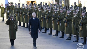 Nemzeti gyásznap: Felvonták, majd félárbócra engedték a nemzeti lobogót az Országház előtt - illusztráció