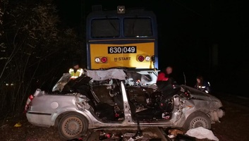 Öten meghaltak a szentmártonkátai vasúti átjárónál történt balesetben - illusztráció