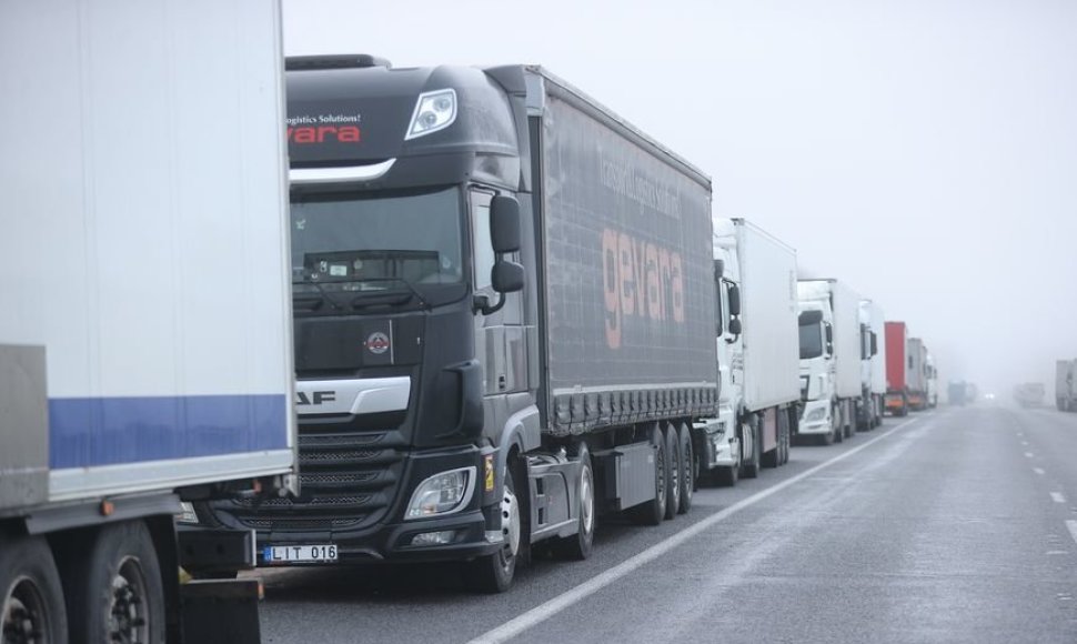 Baltarusijoje įstrigę Lietuvos įmonių vilkikai