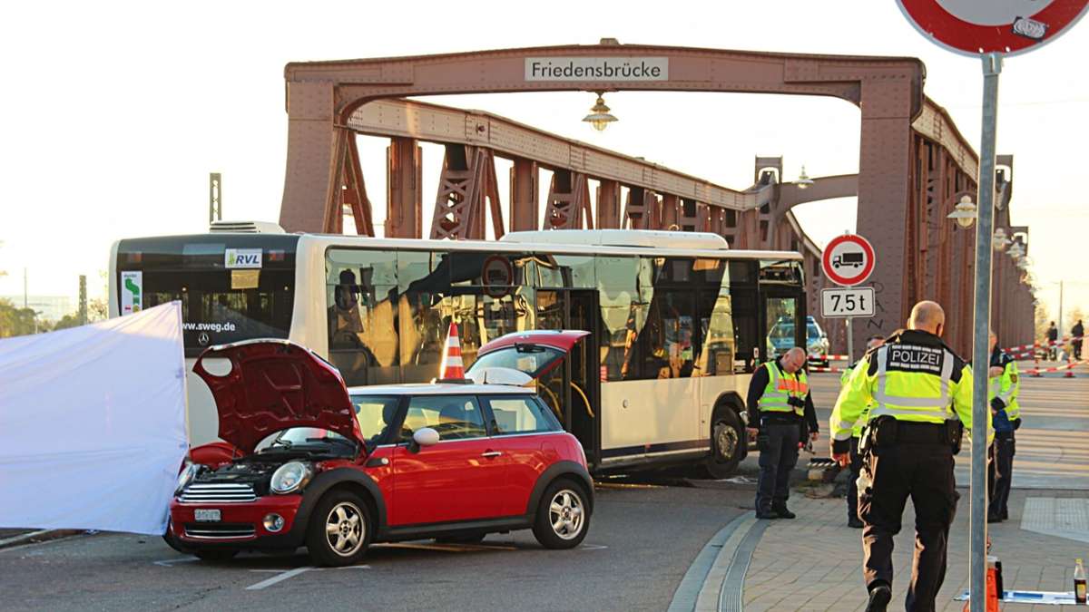 Großeinsatz in Weil am Rhein: Frau stirbt bei schwerem Busunfall - Weil am Rhein