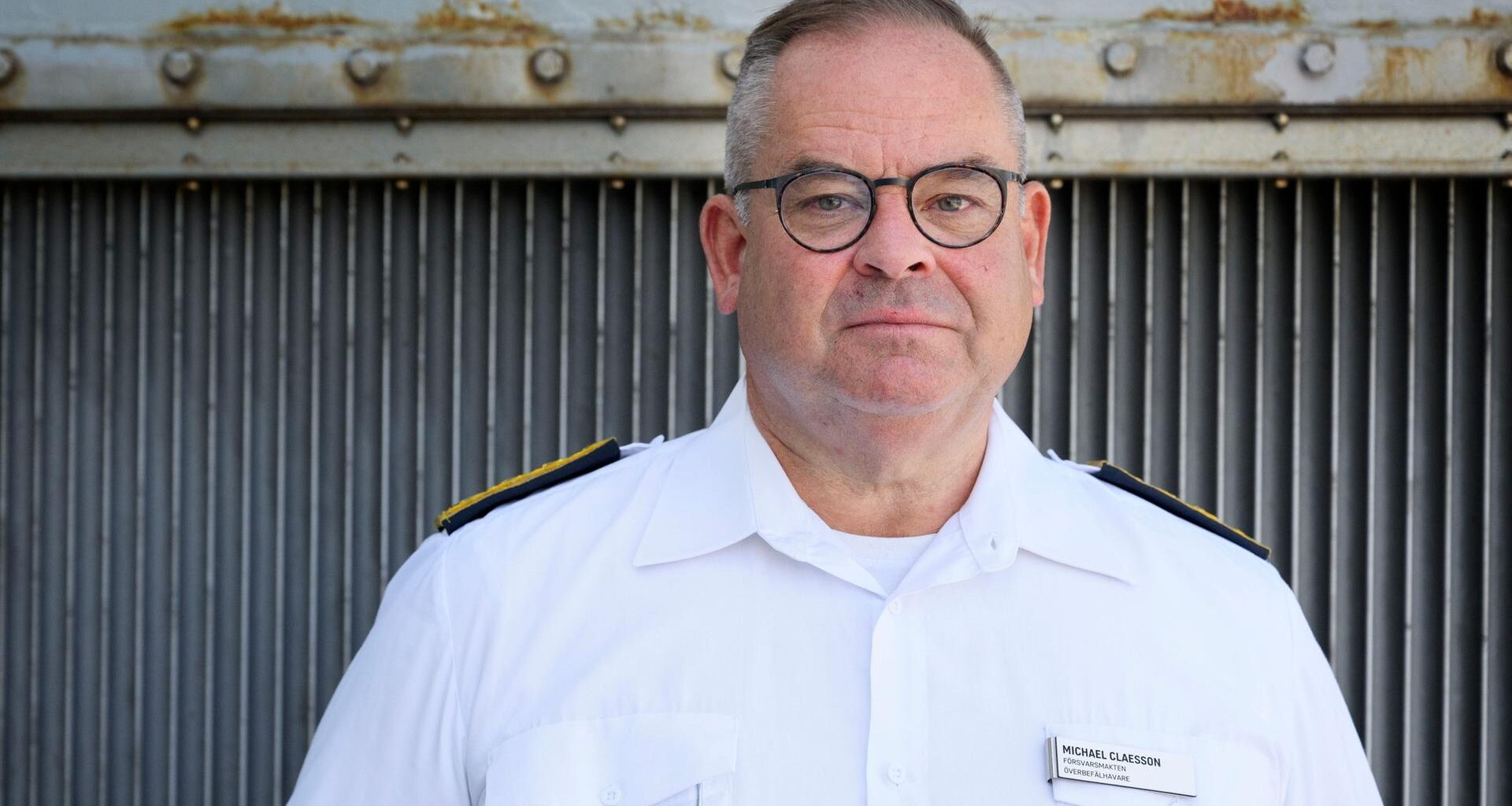 Das Foto zeigt den Oberbefehlshaber der schwedischen Streitkräfte, Michael Claesson. Er trägt ein weißes Hemd.