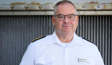 Das Foto zeigt den Oberbefehlshaber der schwedischen Streitkräfte, Michael Claesson. Er trägt ein weißes Hemd.