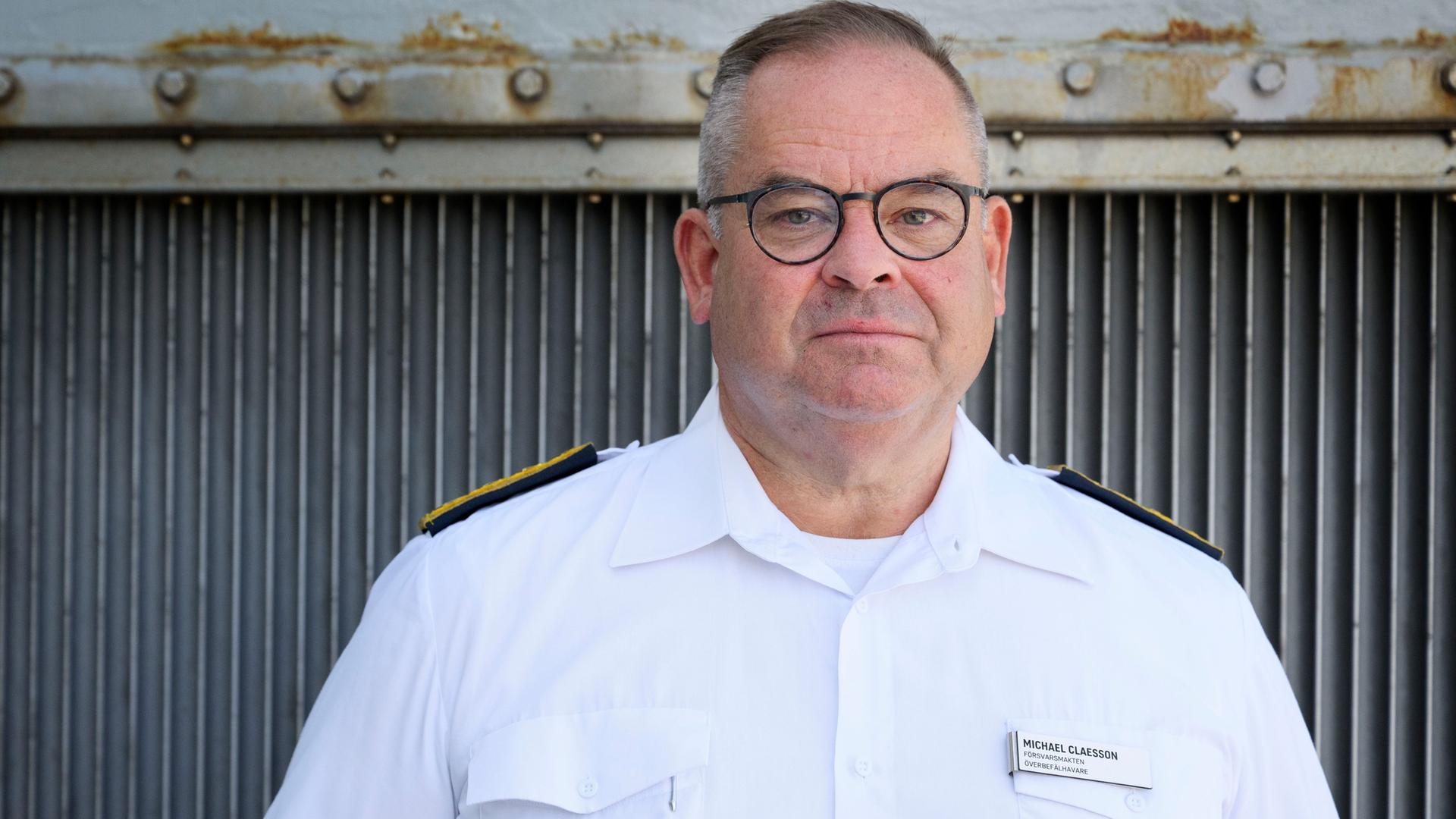 Das Foto zeigt den Oberbefehlshaber der schwedischen Streitkräfte, Michael Claesson. Er trägt ein weißes Hemd. Das Foto zeigt den Oberbefehlshaber der schwedischen Streitkräfte, Michael Claesson. Er trägt ein weißes Hemd.