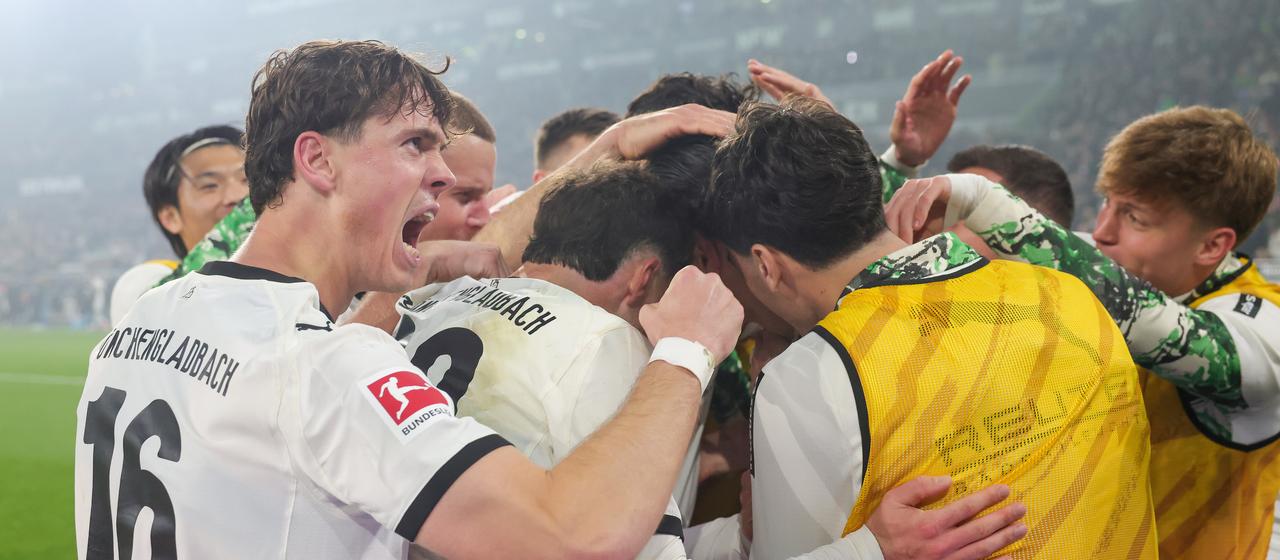 Die Spieler von Borussia Mönchengladbach um Philipp Sander (l.) jubeln über einen Treffer im Spiel gegen Köln | Jürgen Fromme /firo Sportphoto Die Spieler von Borussia Mönchengladbach um Philipp Sander (l.) jubeln über einen Treffer im Spiel gegen Köln
