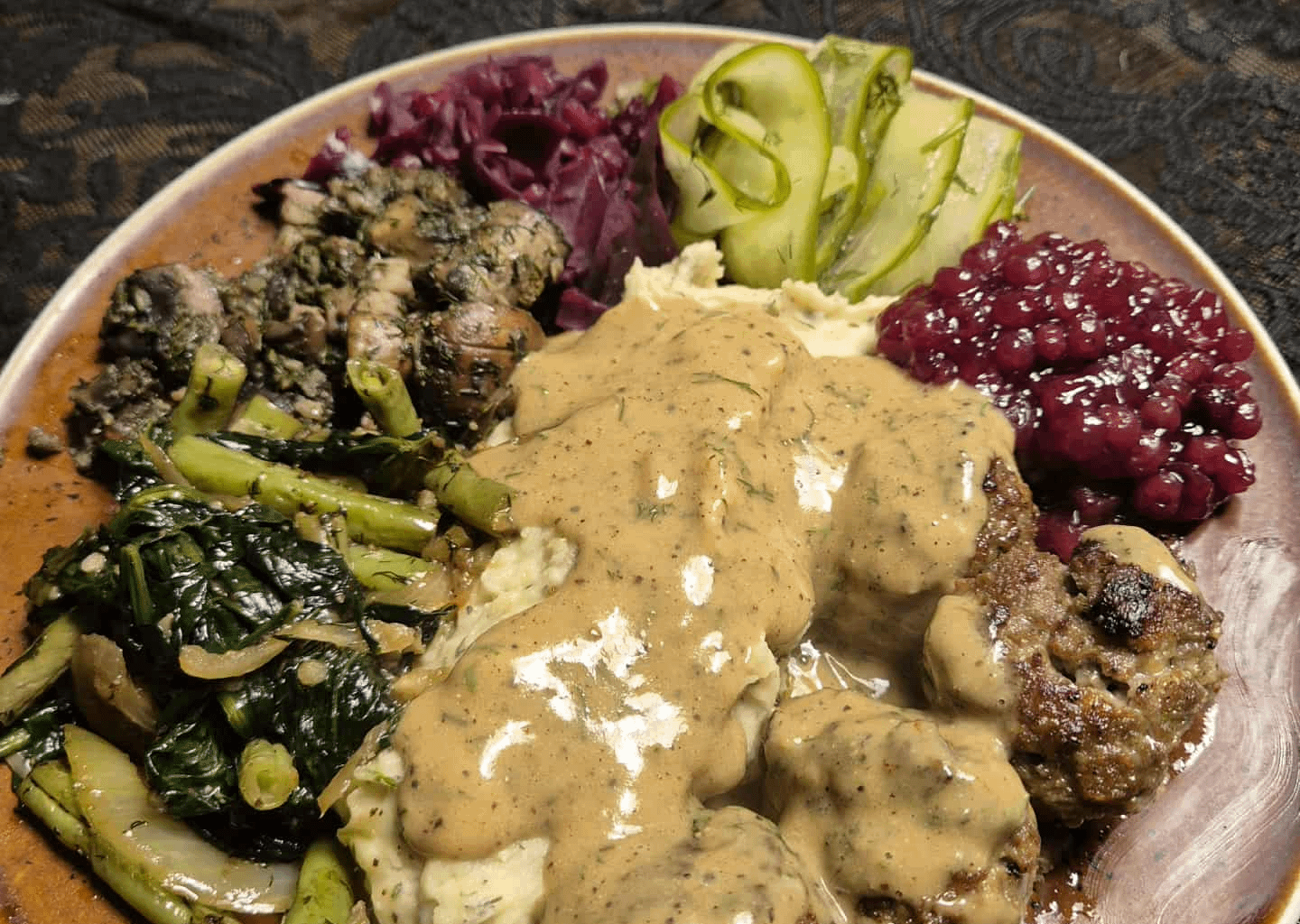 Firar 1-årsjubileum av att flytta till Sverige med hemgjorda svenska köttbullar och sås