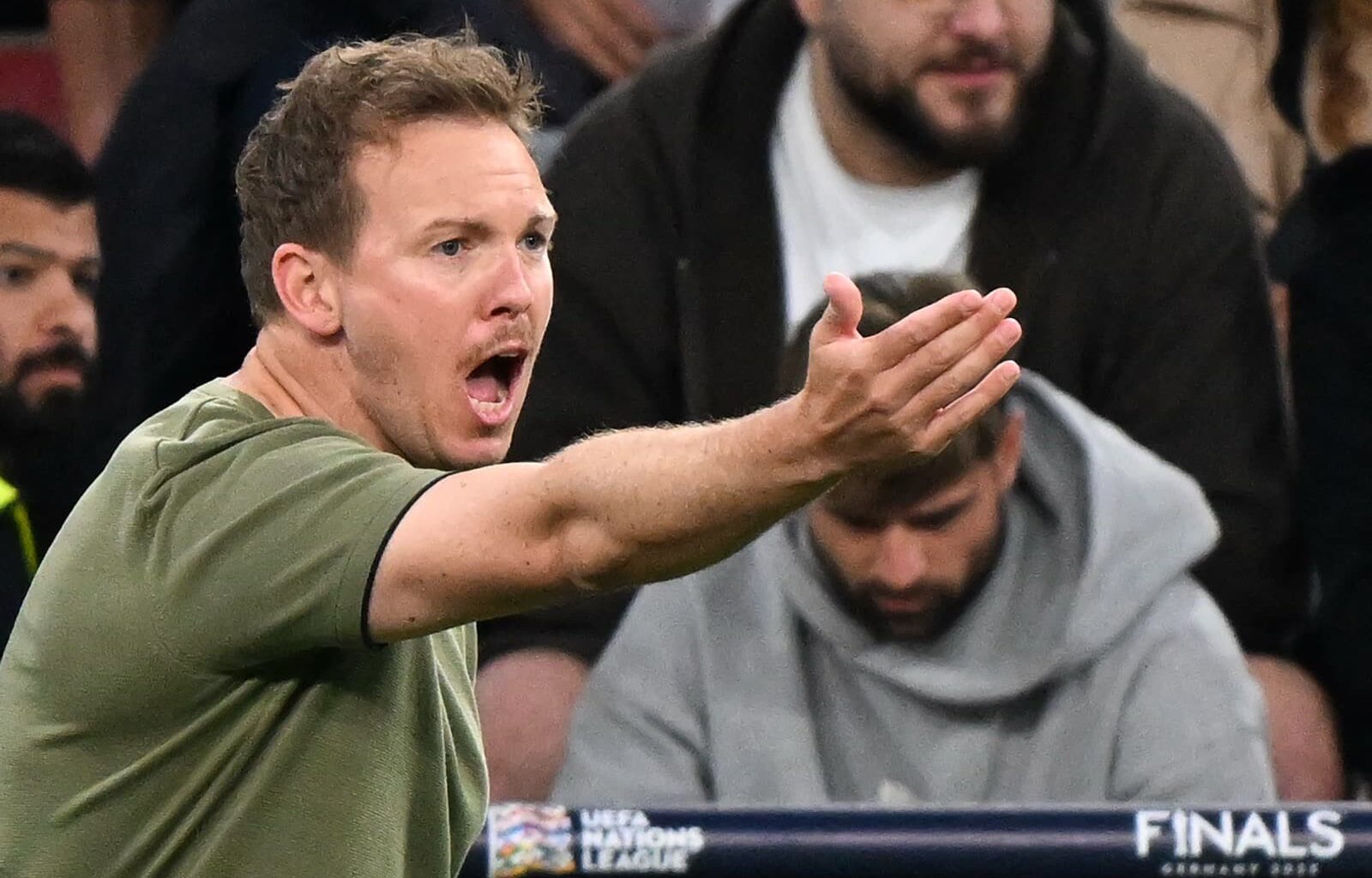 Der deutsche Cheftrainer Julian Nagelsmann gestikuliert während des Halbfinalspiels der UEFA Nations League zwischen Deutschland und Portugal am 4. Juni 2025 in München. (Foto: Odd Andersen / AFP)