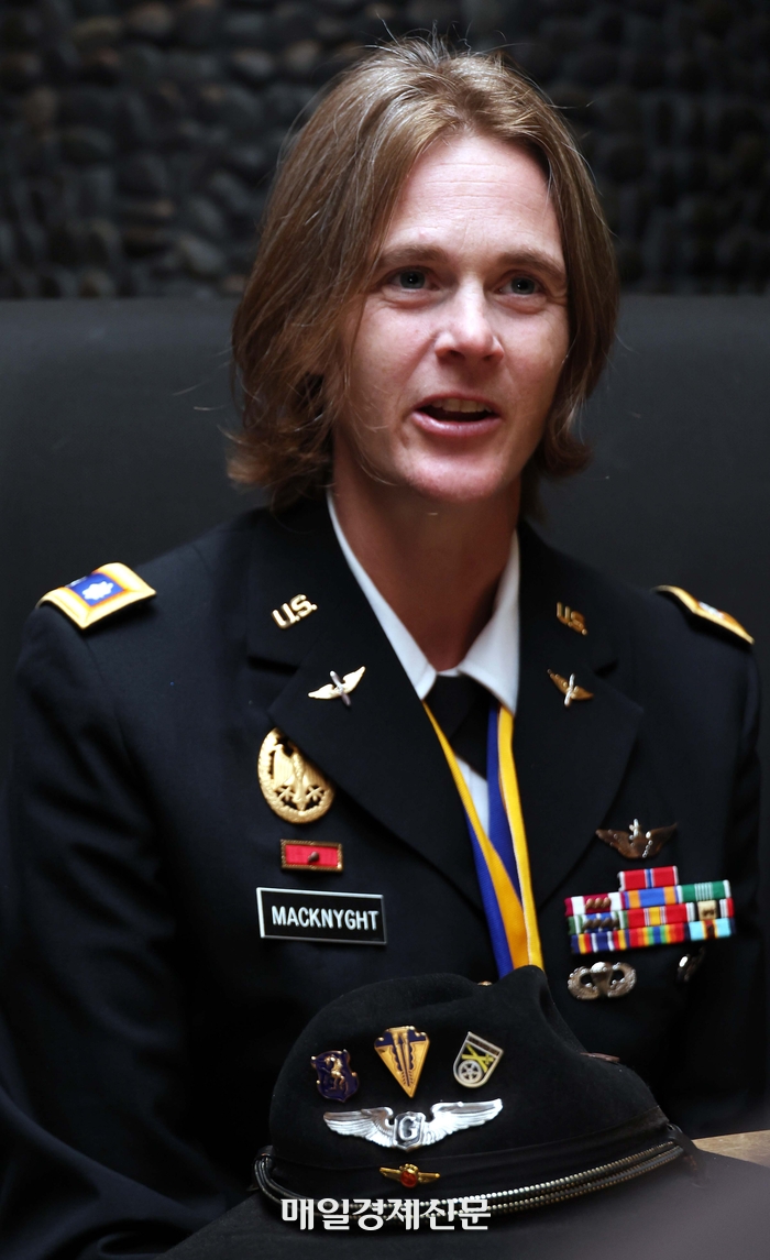 U.S. Army Lt. Col. Julia McKnight meets and interviews Maeil Business Newspaper at The Plaza Hotel in Seoul on the 6th. Lt. Col. McKnight is the great-granddaughter of the late commander of the Eighth U.S. Army, Matthew Ridgway, who led the victory in the Battle of Horizontal-ri against the Chinese military, which is considered an inflection point of the Korean War. At the bottom of the center of the robes is the glider insignia (the glider pilot insignia) that General Ridgway received during World War II. Photo = Reporter Kim Jae-hoon