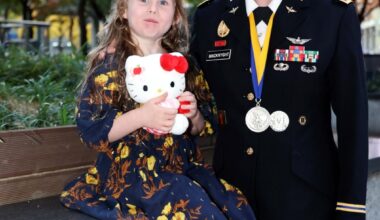 U.S. Army Lt. Col. Julia McKnight meets and interviews Maeil Business Newspaper at The Plaza Hotel in Seoul on the 6th. Lt. Col. McKnight is the great-granddaughter of the late commander of the Eighth U.S. Army, Matthew Ridgway, who led the victory in the Battle of Horizontal-ri against the Chinese military, which is considered an inflection point of the Korean War. At the bottom of the center of the robes is the glider insignia (the glider pilot insignia) that General Ridgway received during World War II. Photo = Reporter Kim Jae-hoon