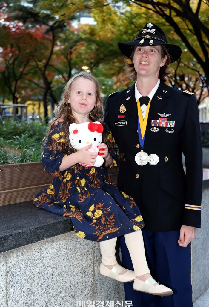 U.S. Army Lt. Col. Julia McKnight meets and interviews Maeil Business Newspaper at The Plaza Hotel in Seoul on the 6th. Lt. Col. McKnight is the great-granddaughter of the late commander of the Eighth U.S. Army, Matthew Ridgway, who led the victory in the Battle of Horizontal-ri against the Chinese military, which is considered an inflection point of the Korean War. At the bottom of the center of the robes is the glider insignia (the glider pilot insignia) that General Ridgway received during World War II. Photo = Reporter Kim Jae-hoon